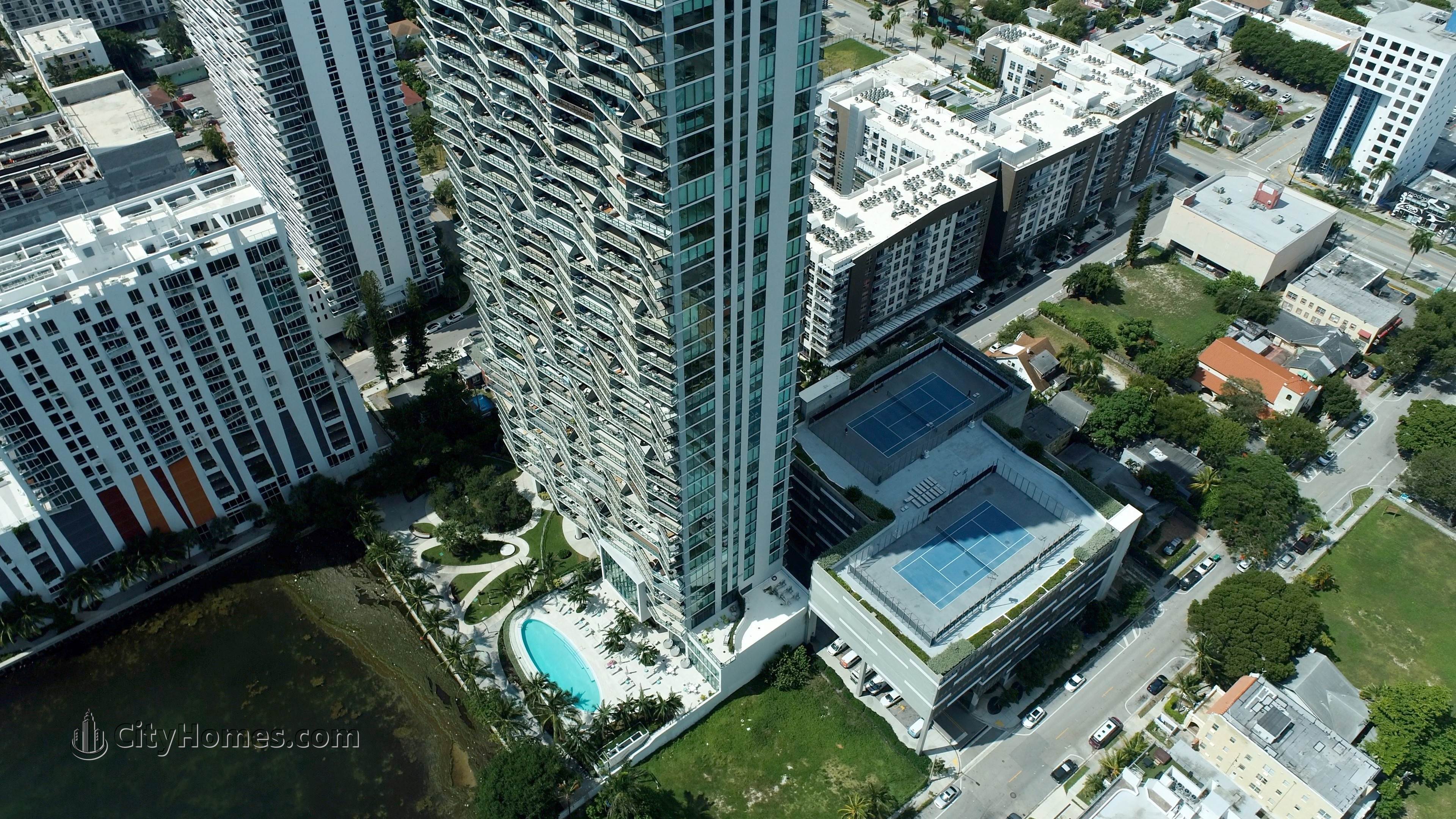 3. ICON Bay edificio a 460 NE 28th Street, Edgewater, Miami, FL 33137