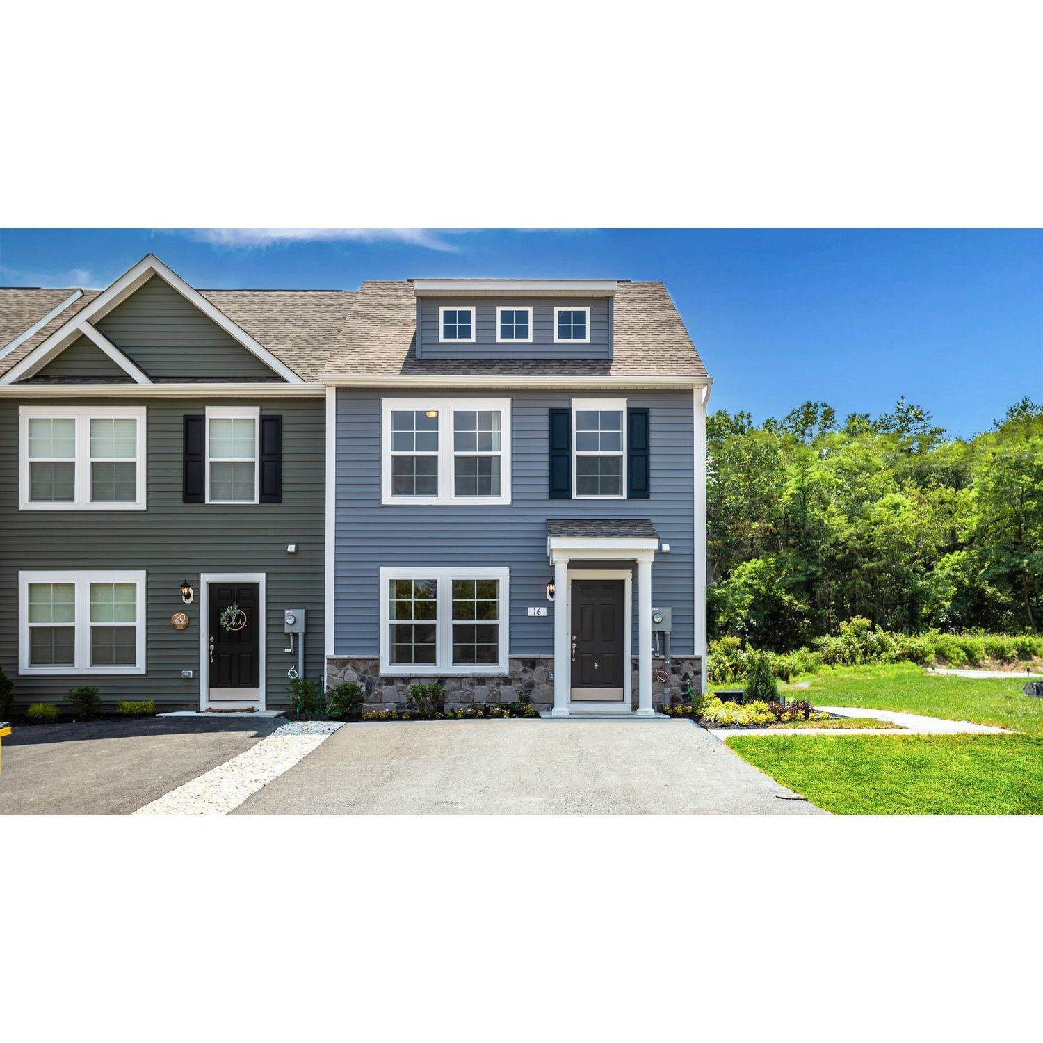 2. Whispering Pines Townhomes bâtiment à 16 Loblolly Drive, Bunker Hill, WV 25413