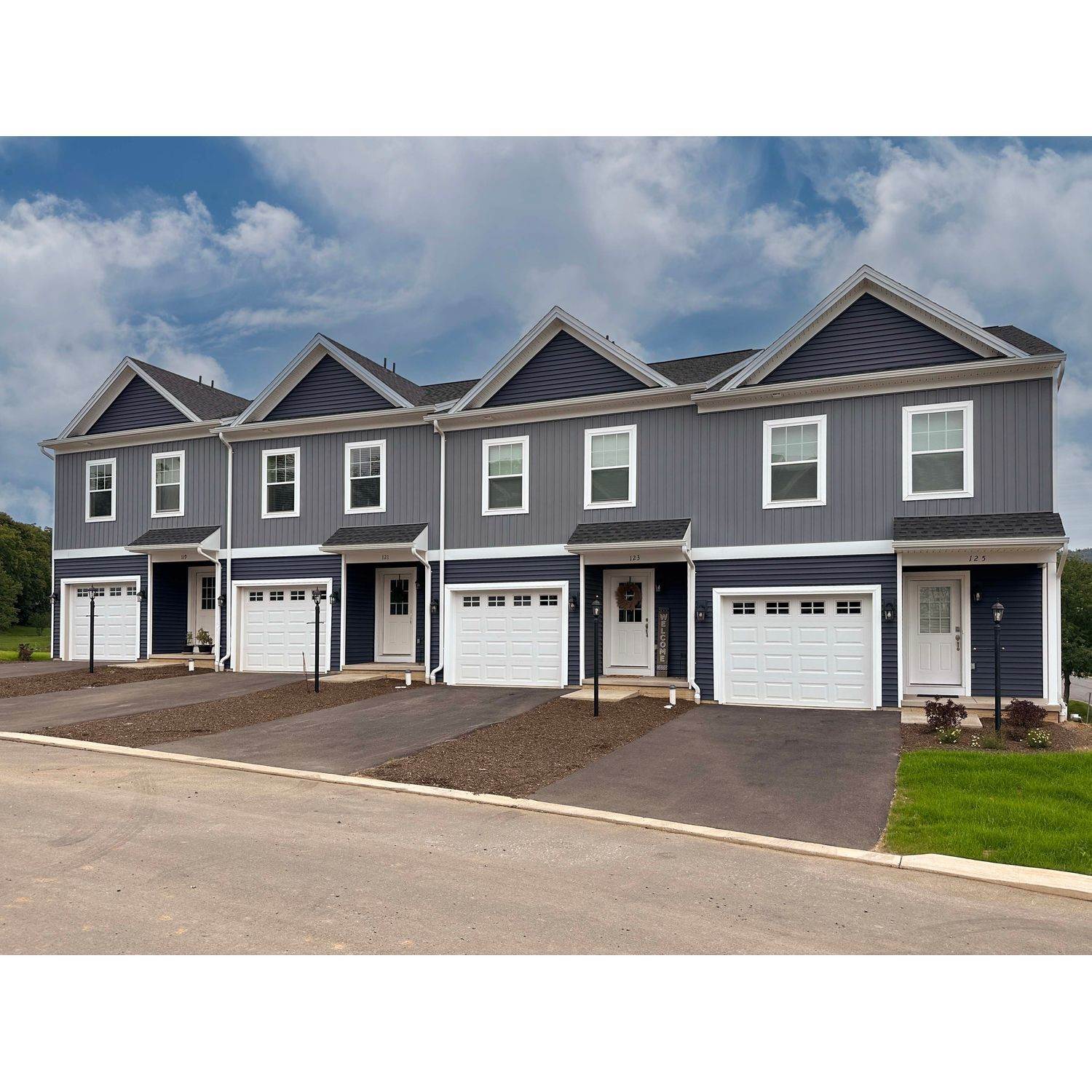 Steeplechase Townhomes byggnad vid 00 Highpoint Park Drive, Pleasant Gap, PA 16823