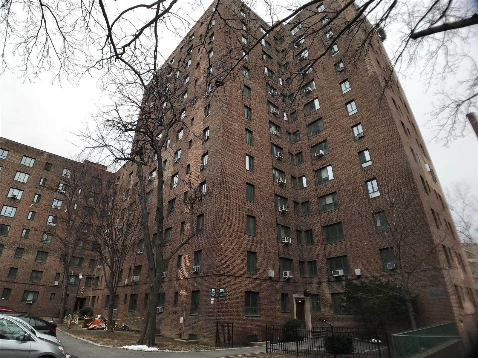 Parkchester, The edificio en 1970 East Tremont Avenue, Parkchester, Bronx, NY 10462