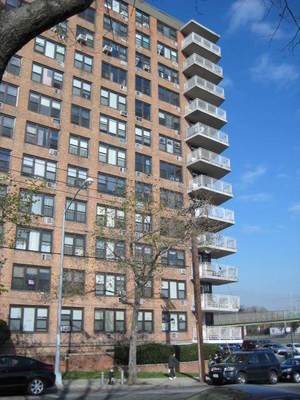 Pelham Bay Towers здание в 3121 Middletown Road, Middletown - Pelham Bay, Bronx, NY 10461