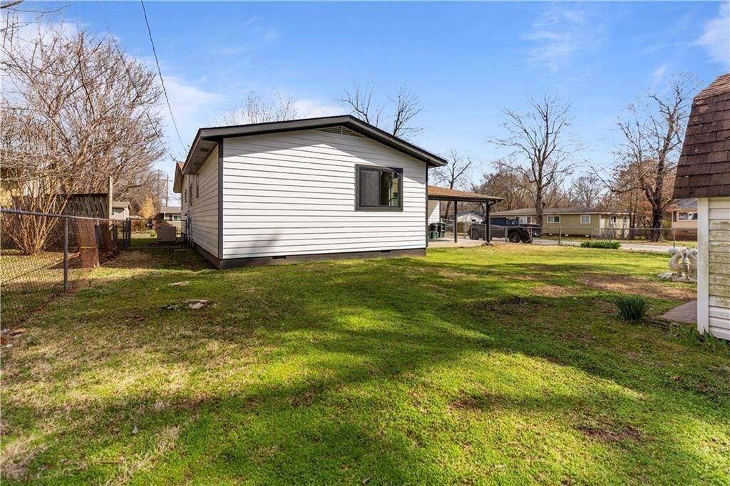 15. Single Family for Sale at Fayetteville, AR 72703