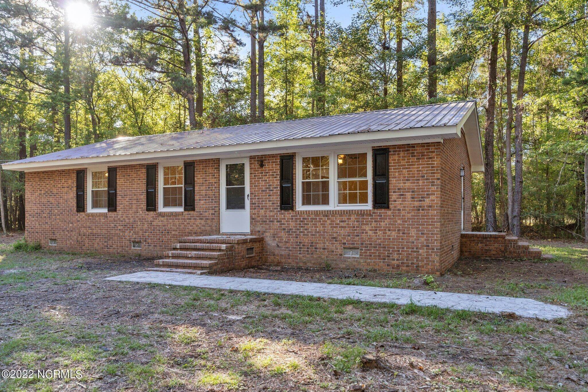 32. Single Family for Sale at Rocky Point, NC 28457