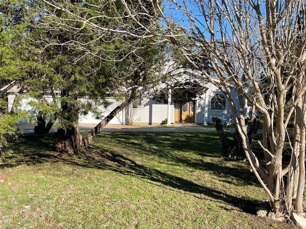 3. Single Family for Sale at Clifton, TX 76634