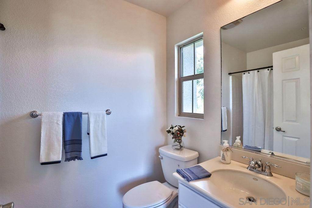 35. Townhouse for Sale at Chula Vista, CA 91914