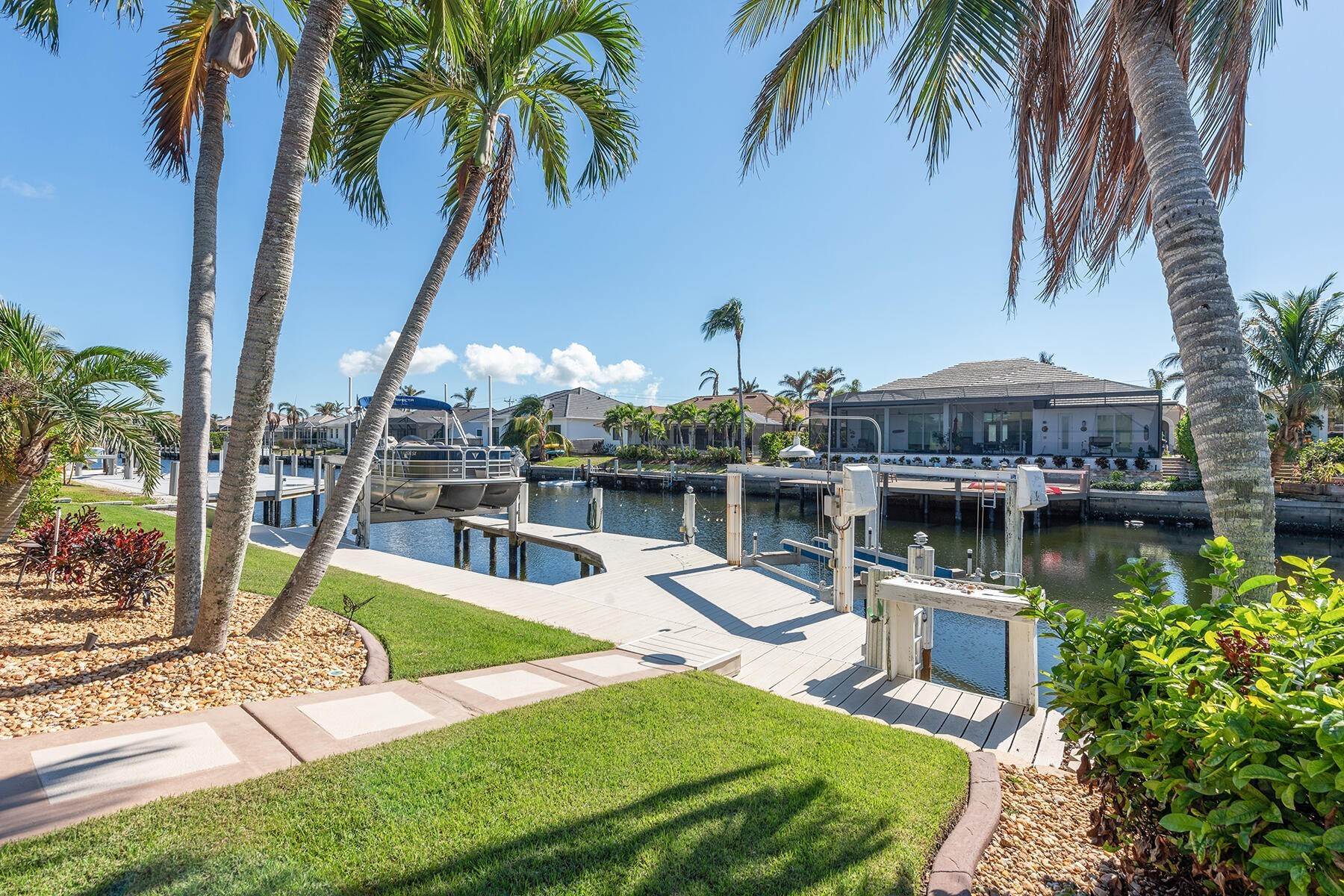 27. Single Family for Sale at Marco Island, FL 34145