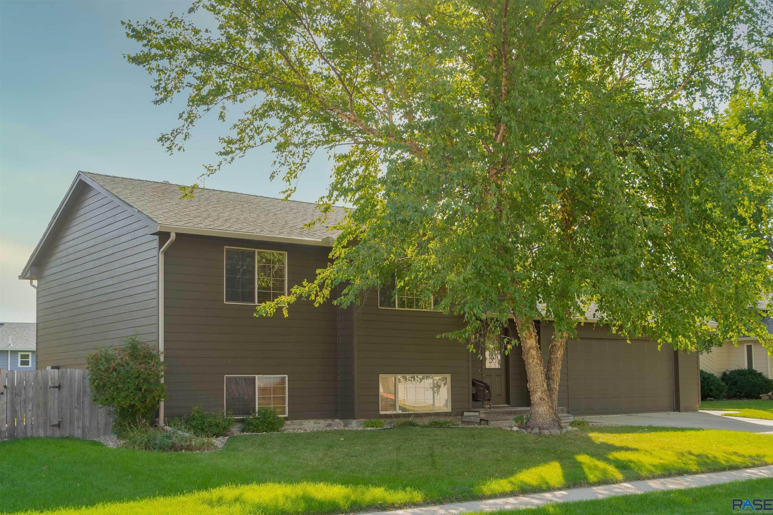 Single Family for Sale at Sioux Falls, SD 57106