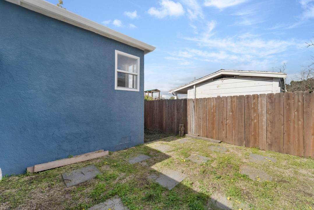 21. Single Family for Sale at Hayward, CA 94541