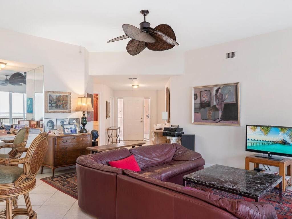 14. Condominium for Sale at Marco Island, FL 34145