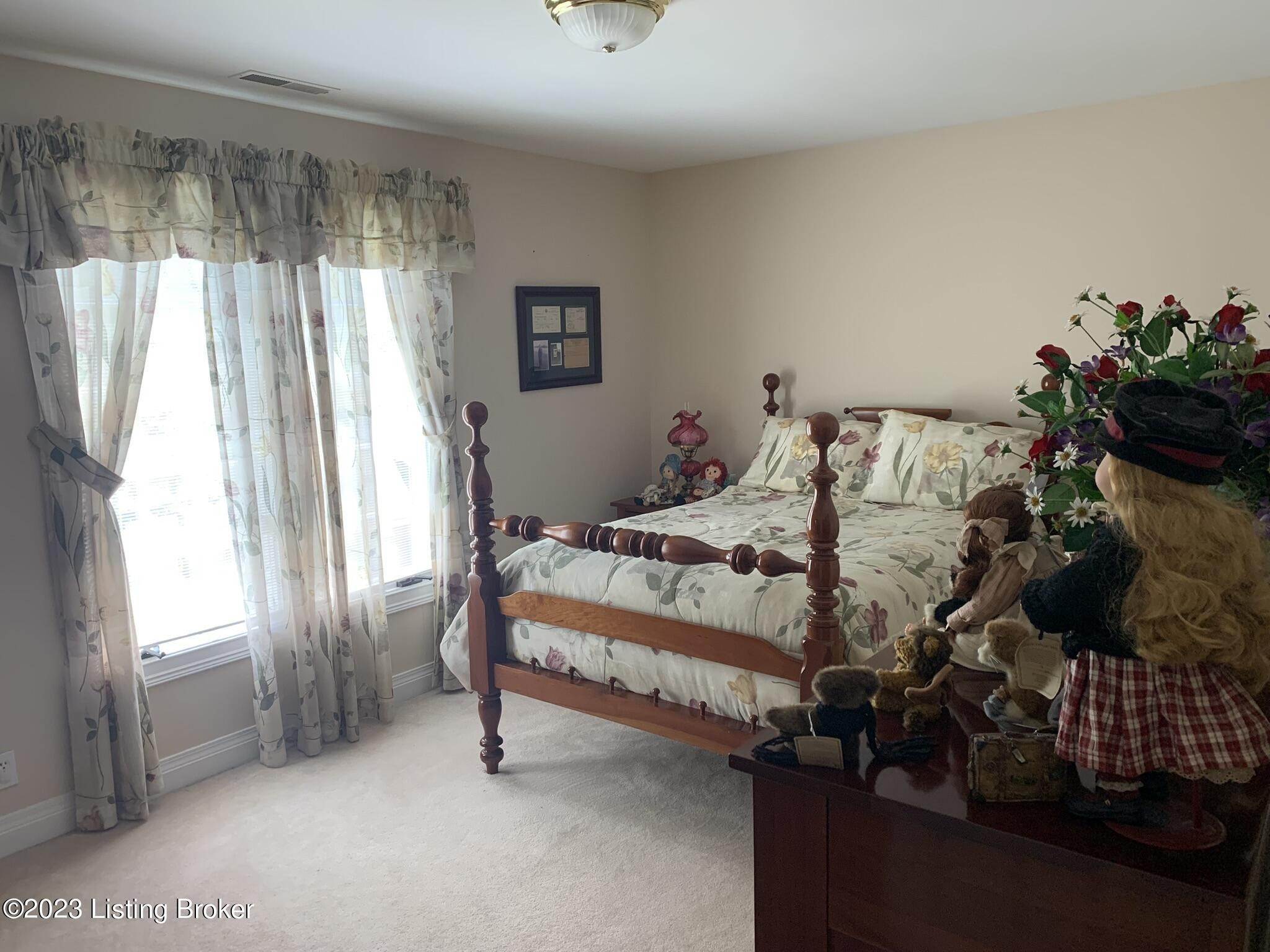22. Single Family for Sale at Louisville, KY 40241