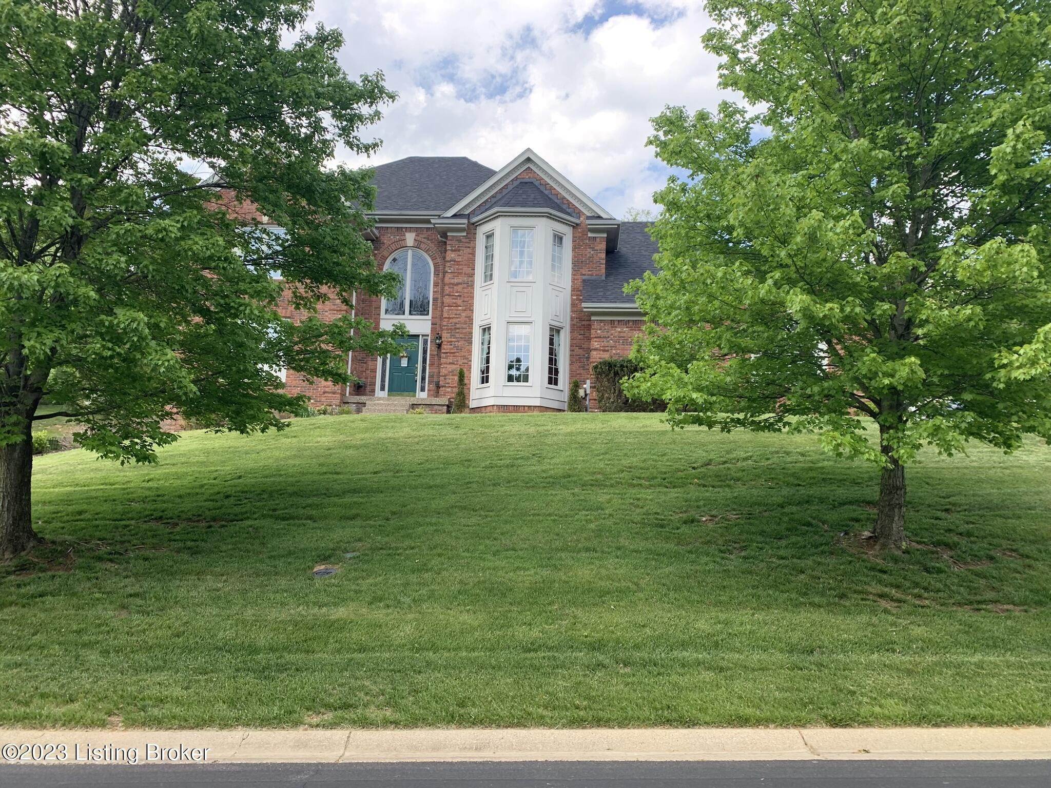 4. Single Family for Sale at Louisville, KY 40241