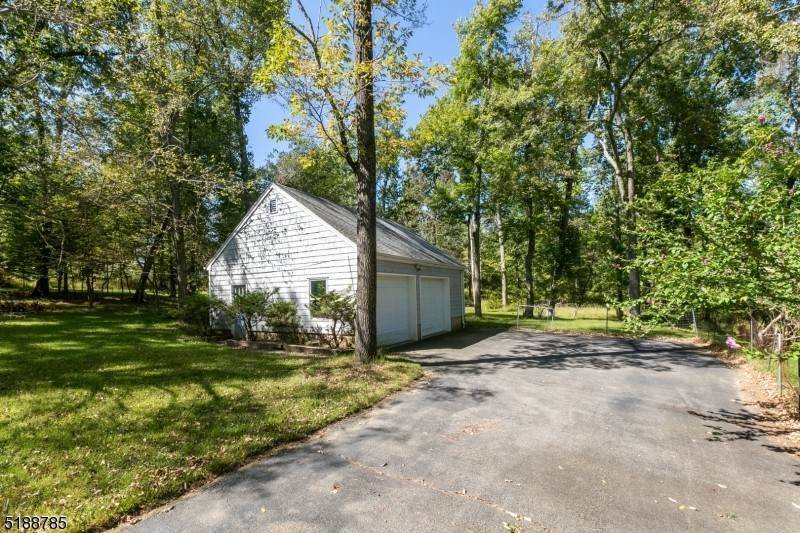 26. Single Family for Sale at Chester, NJ 07930