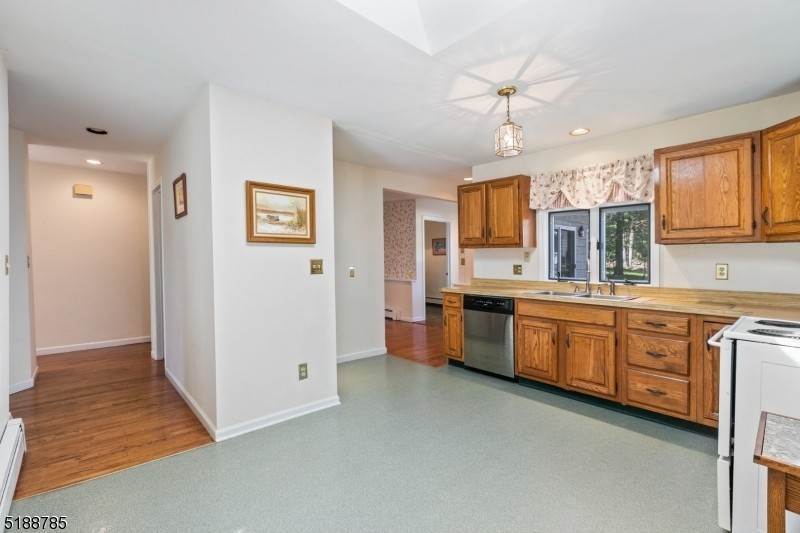11. Single Family for Sale at Chester, NJ 07930