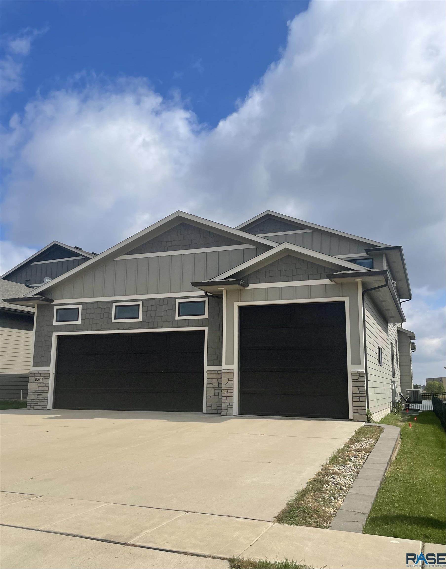 Single Family for Sale at Sioux Falls, SD 57106
