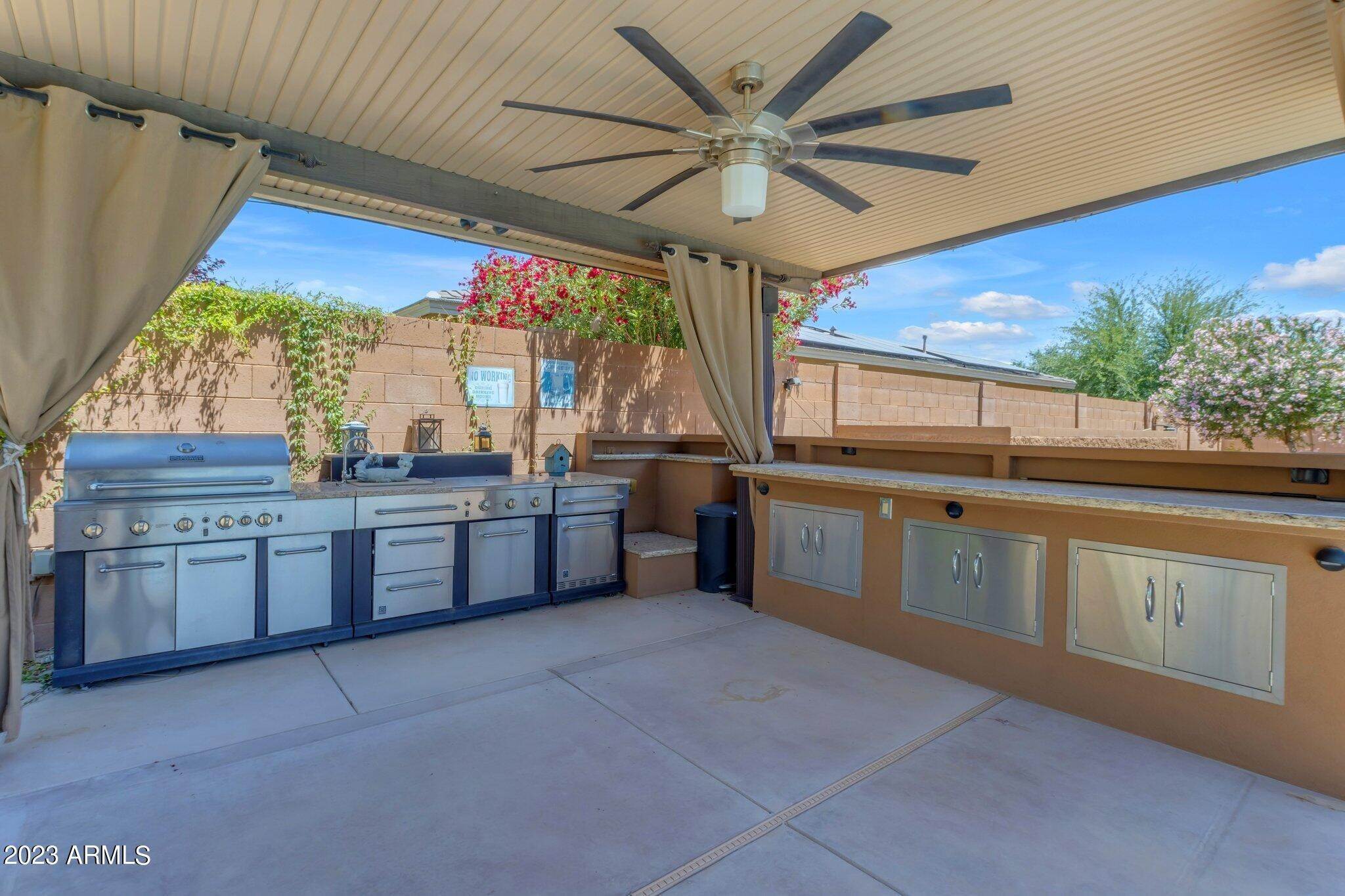 26. Single Family for Sale at Goodyear, AZ 85395