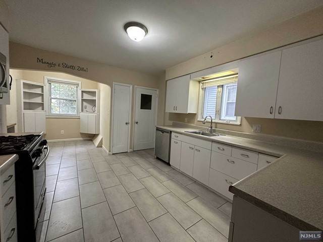 12. Single Family for Sale at Clifton, NJ 07012