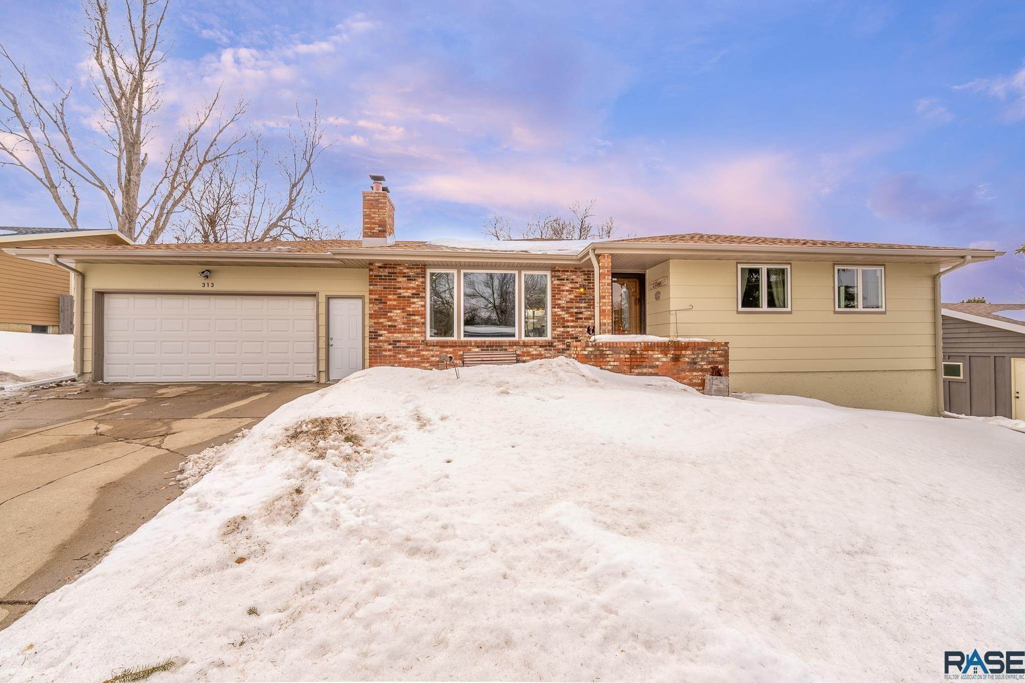 Single Family for Sale at Sioux Falls, SD 57105