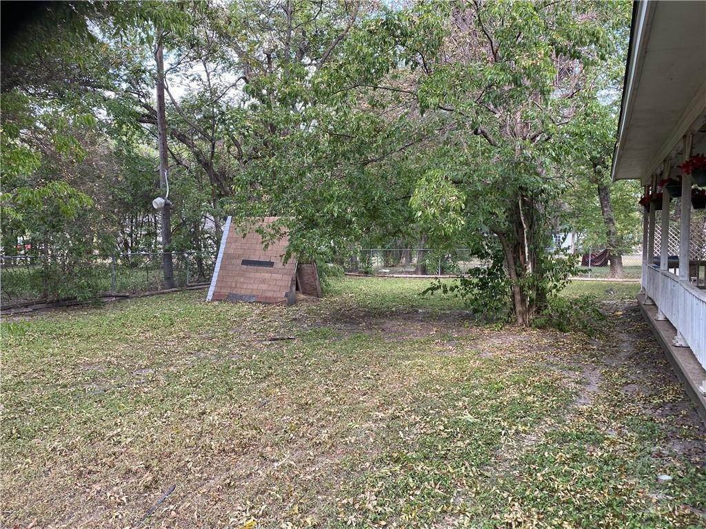 25. Single Family for Sale at Clifton, TX 76634