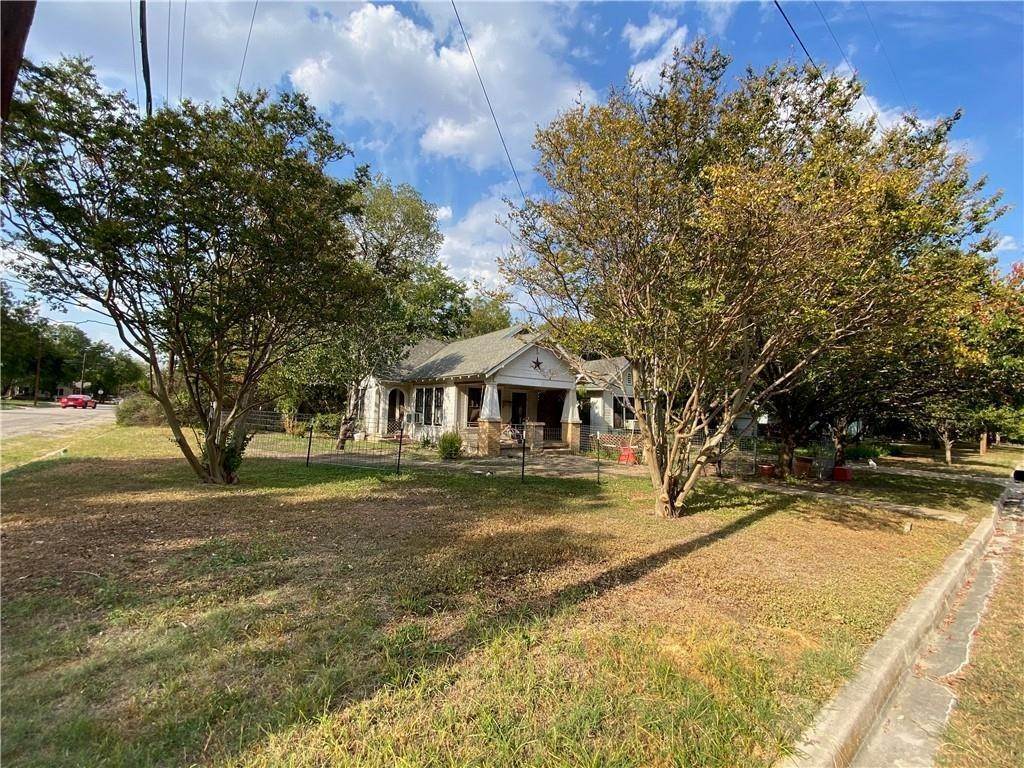 27. Single Family for Sale at Clifton, TX 76634