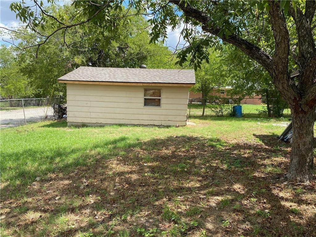 17. Single Family for Sale at Clifton, TX 76634