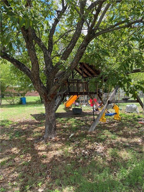 16. Single Family for Sale at Clifton, TX 76634
