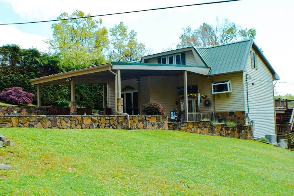 Single Family for Sale at Ghent, WV 25843