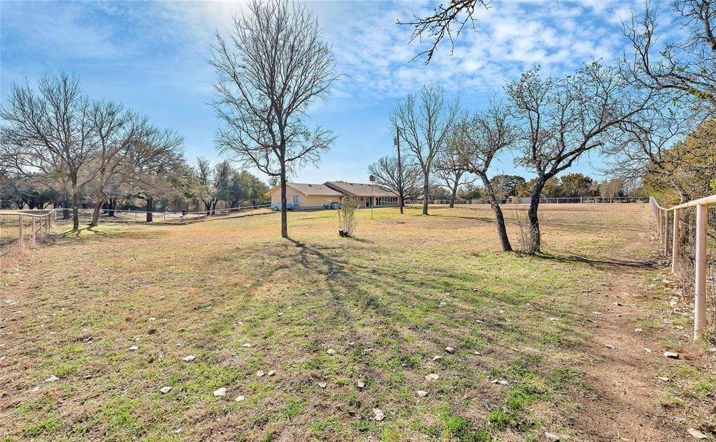 29. Single Family for Sale at Clifton, TX 76634