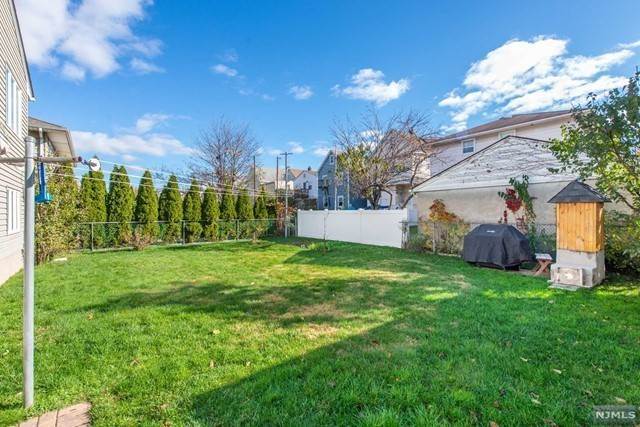 22. Single Family for Sale at Clifton, NJ 07013