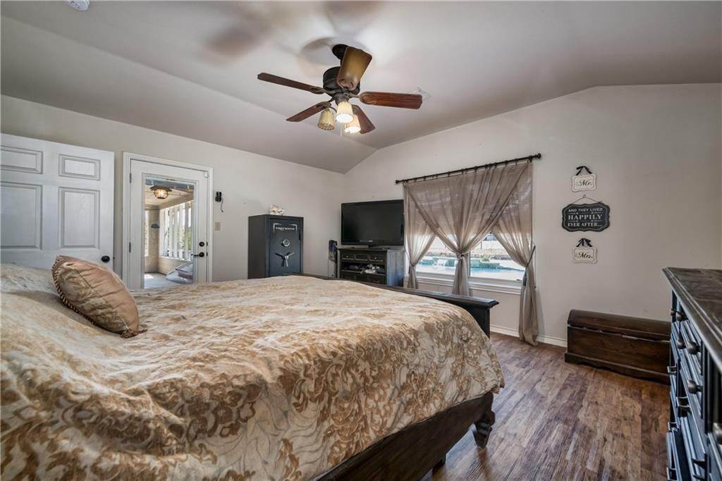 22. Single Family for Sale at Clifton, TX 76634