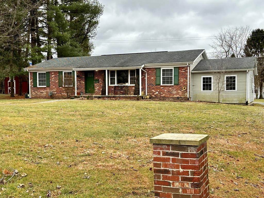 Single Family for Sale at Lewisburg, WV 24901