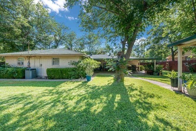 19. Single Family for Sale at Clifton, TX 76634