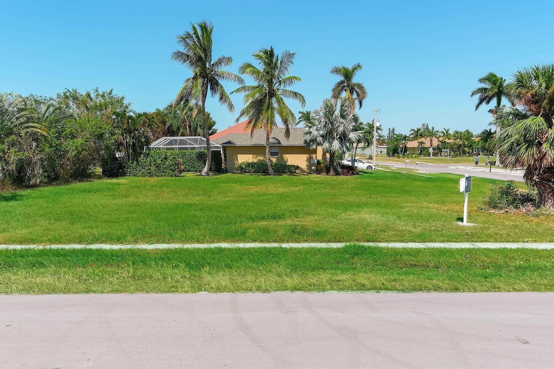 13. Single Family for Sale at Marco Island, FL 34145