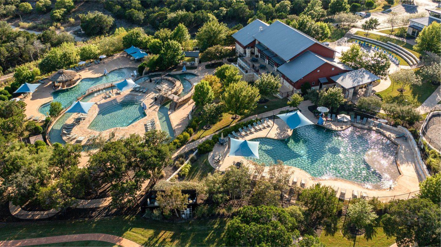 19. 105 Beneteau Dr., Austin, TX 78738에 Rough Hollow - Grandview Collection at The Vineyards 건물
