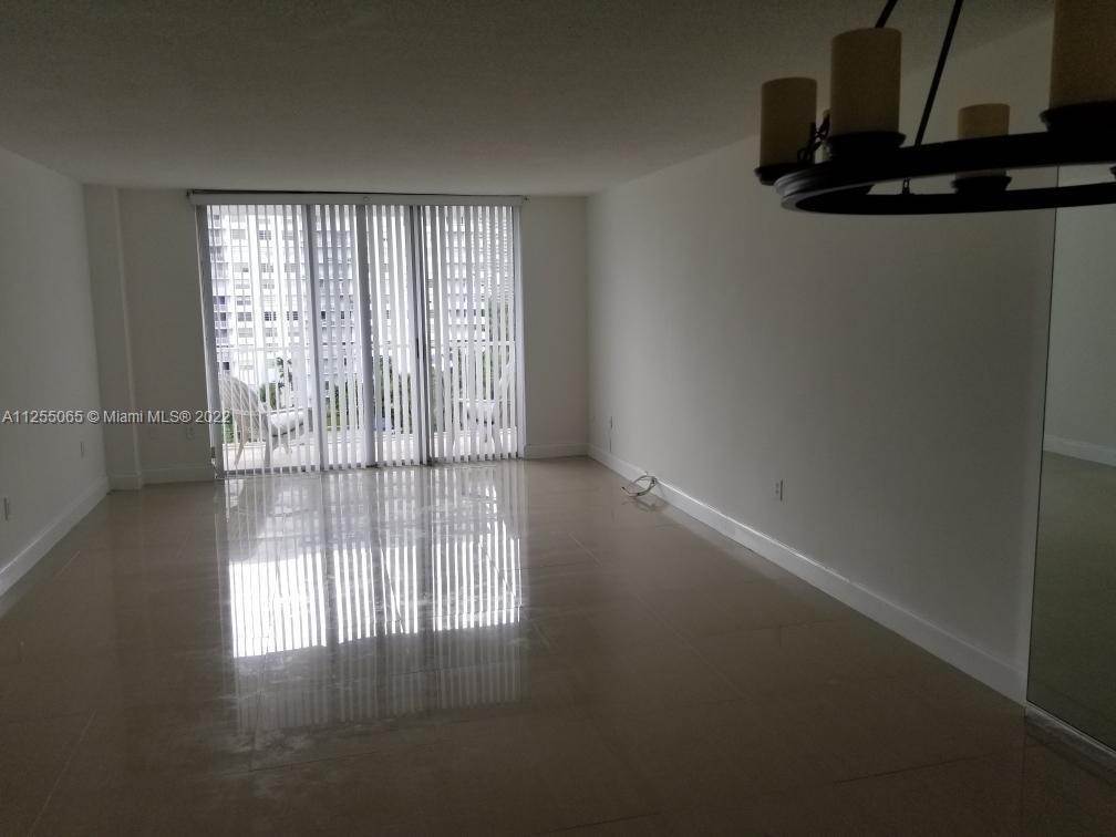 18. Condominium for Sale at Aventura, FL 33160