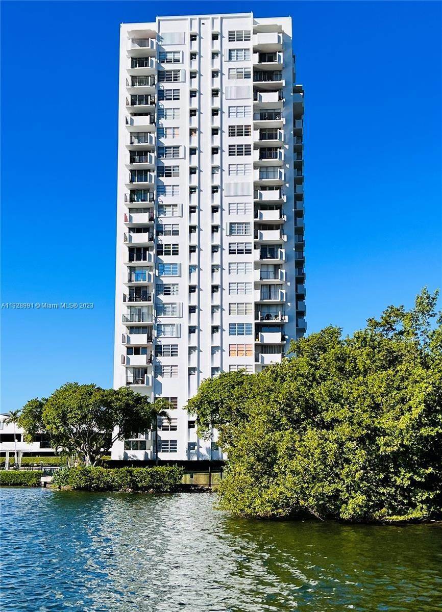 31. Condominium for Sale at Aventura, FL 33160