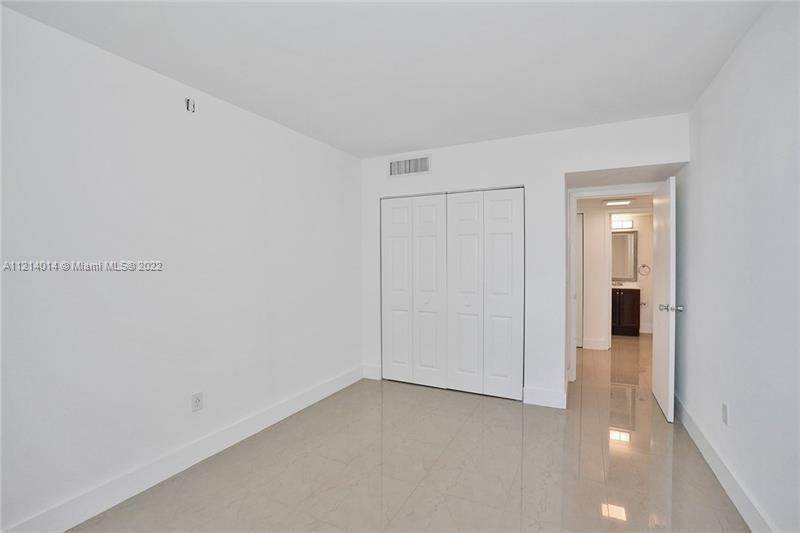 9. Condominium for Sale at Aventura, FL 33180