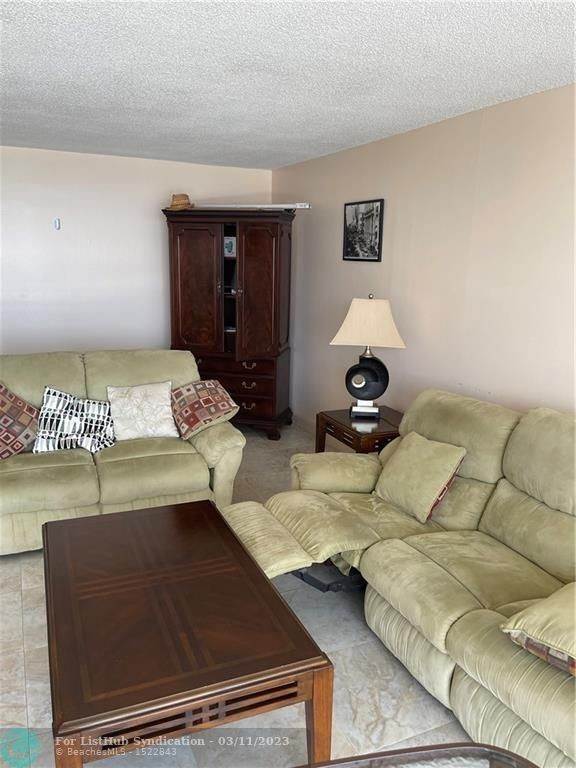 27. Condominium for Sale at Aventura, FL 33160
