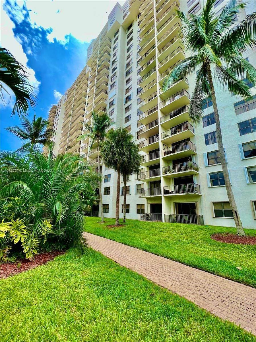 40. Condominium for Sale at Aventura, FL 33160