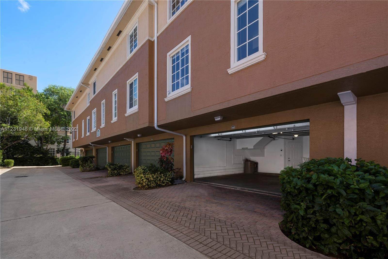 37. Townhouse for Sale at Aventura, FL 33180