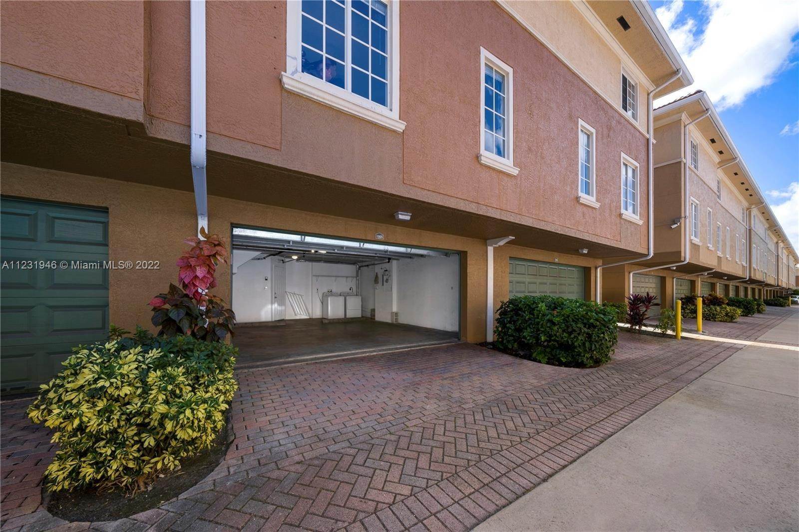 34. Townhouse for Sale at Aventura, FL 33180