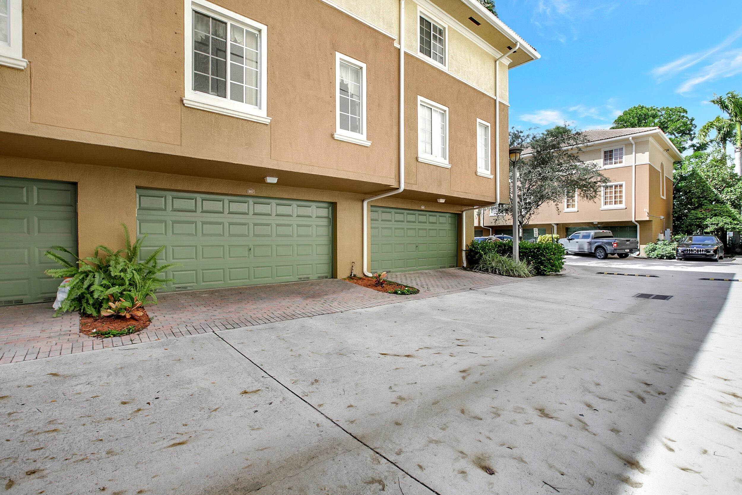 3. Townhouse for Sale at Aventura, FL 33180