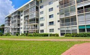 27. Condominium for Sale at Aventura, FL 33160