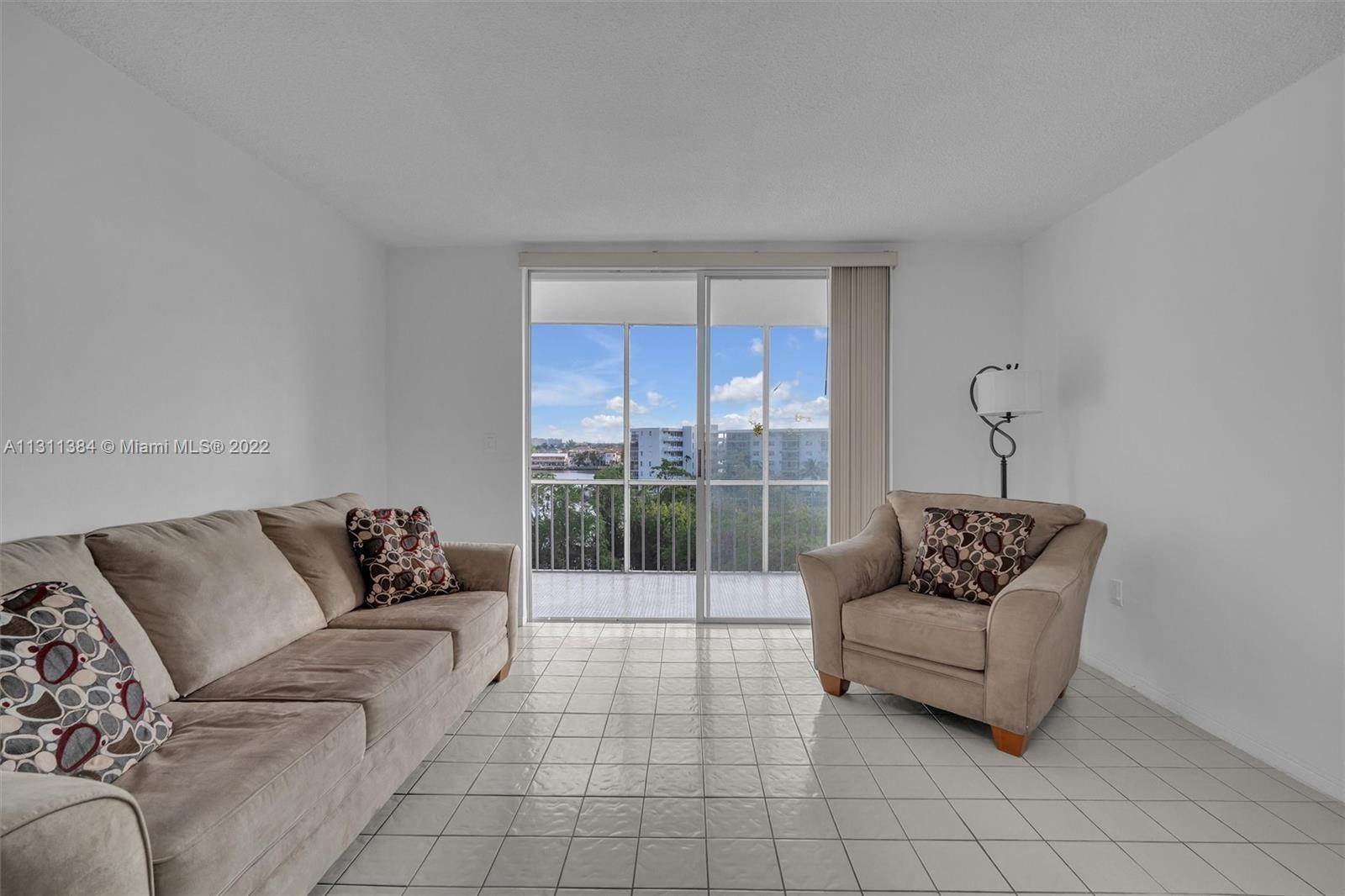 3. Condominium for Sale at Aventura, FL 33160