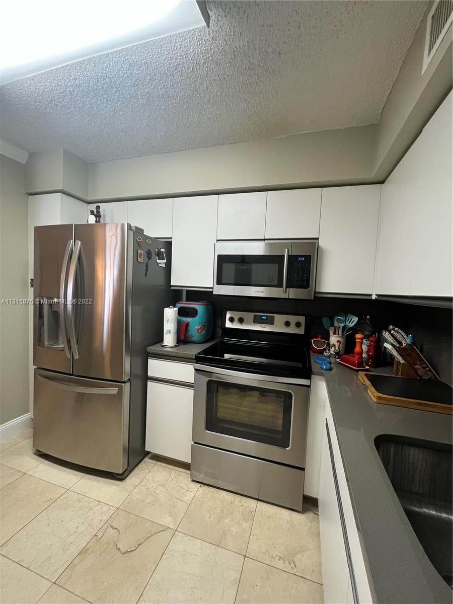 14. Condominium for Sale at Aventura, FL 33180