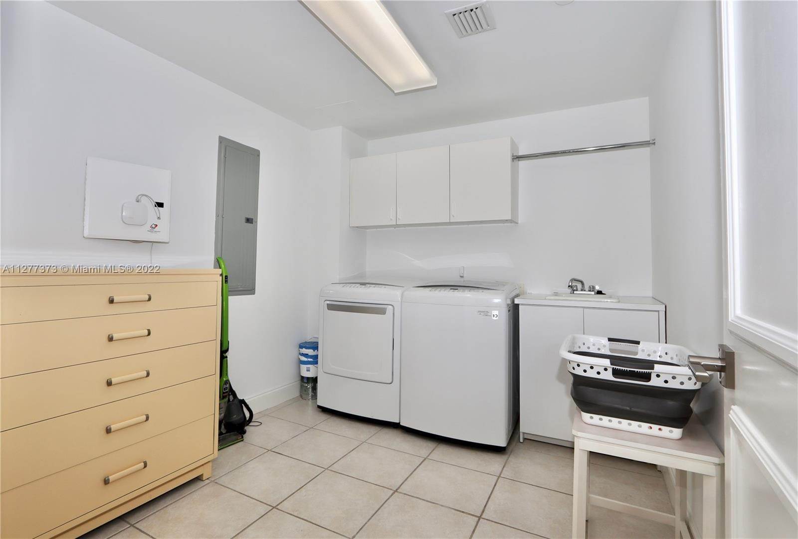 33. Condominium for Sale at Aventura, FL 33160