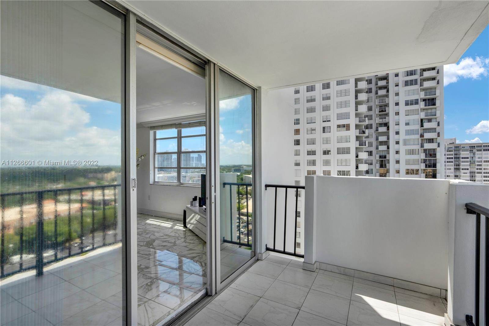 28. Condominium for Sale at Aventura, FL 33160