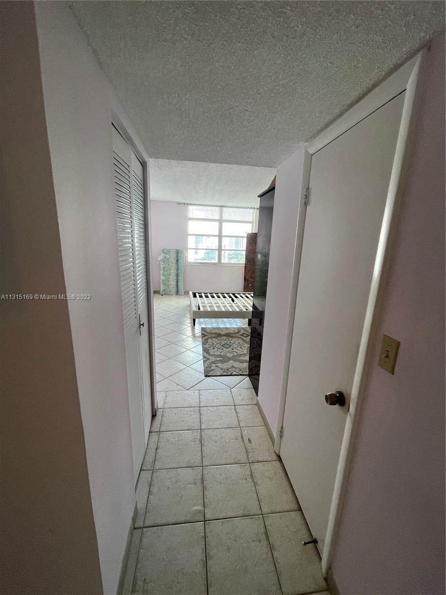 12. Condominium for Sale at Aventura, FL 33160