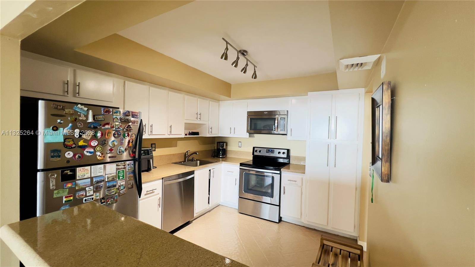 9. Condominium for Sale at Aventura, FL 33160